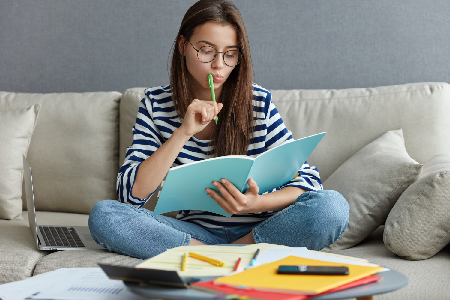 Jovem pensativa estudando sobre o que levar no ENEM
