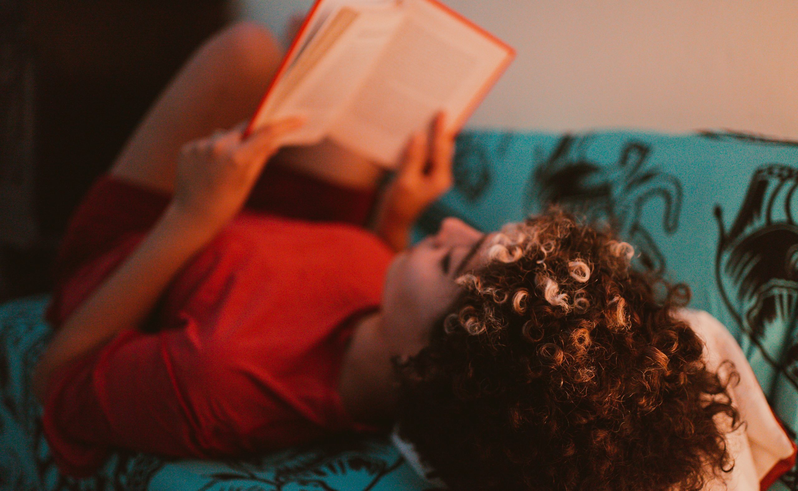 Jovem mulher descobrindo sobre a importância da leitura.