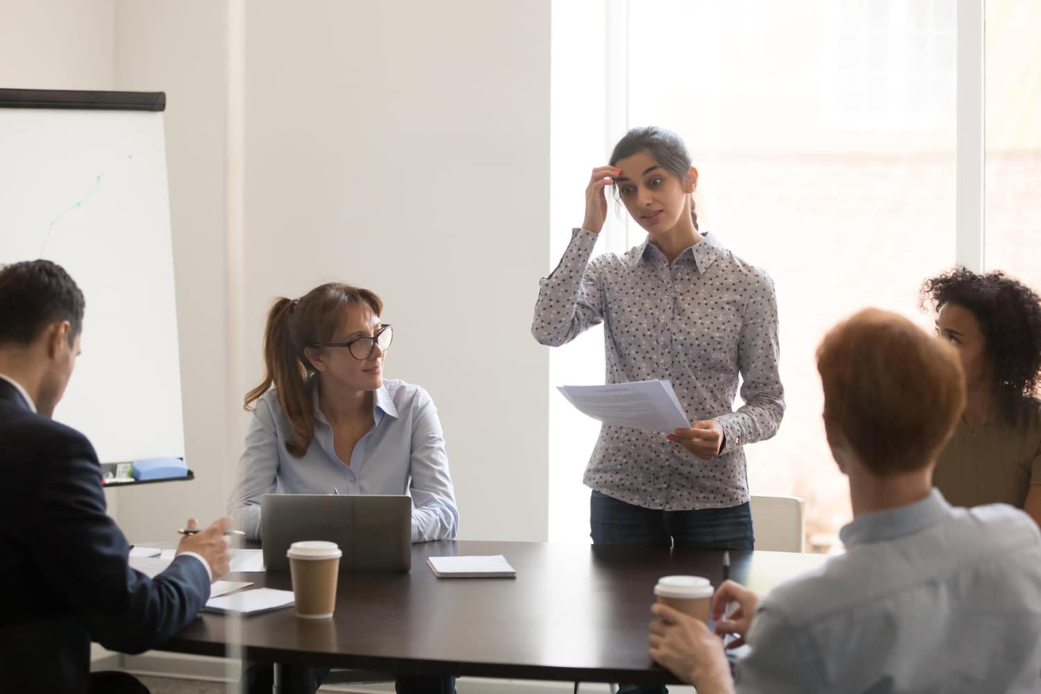 Pessoa em uma reunião de trabalho, demonstrando confiança e controle emocional, um passo importante de como superar o nervosismo em uma apresentação.