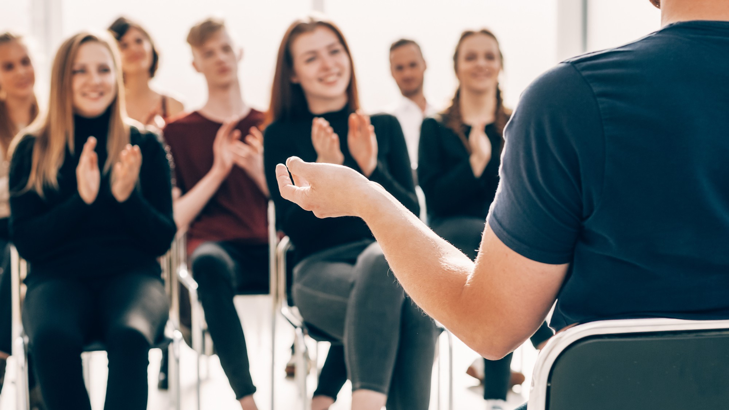 Várias pessoas reunidas descobrindo o que é palestra.