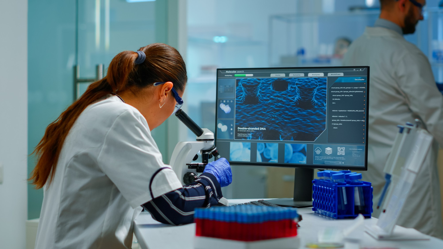 Estudando em frente ao computador mostrando o que faz o biomedico.