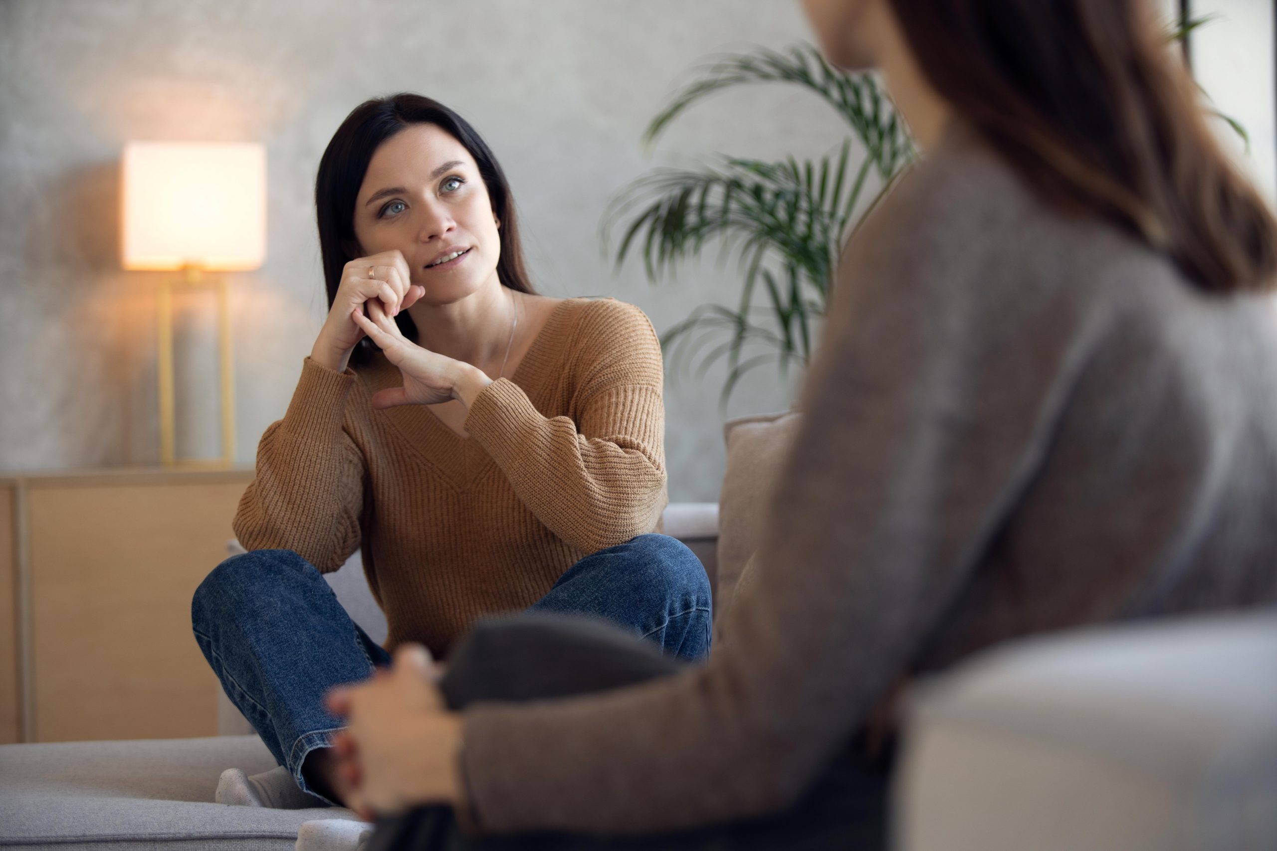 Duas pessoas conversando sobre psicologia comportamental.
