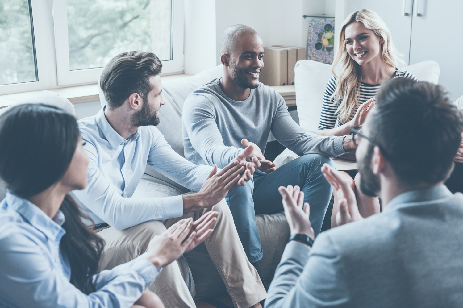 Grupo de pessoas conversando sobre psicologia organizacional.