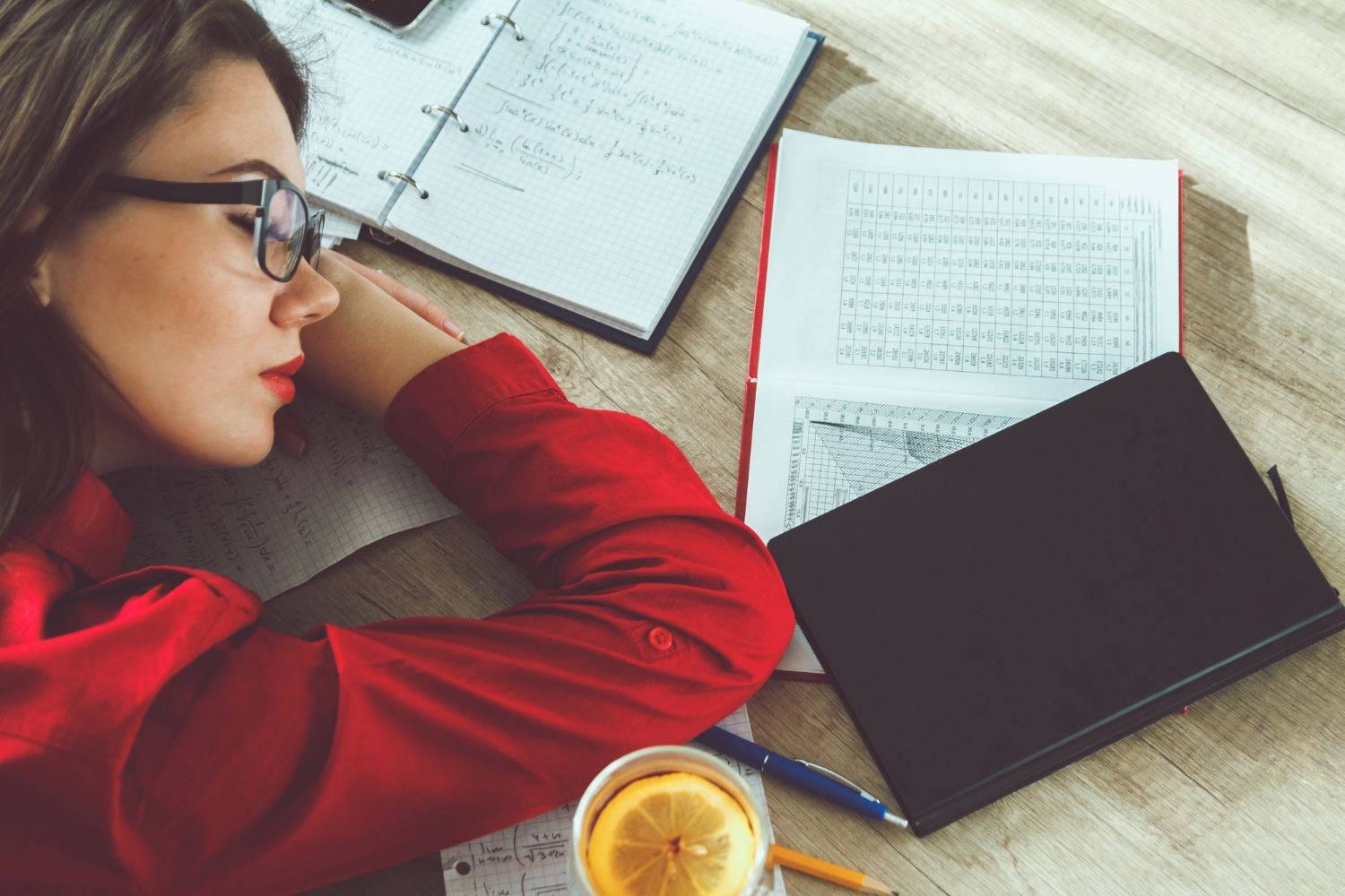 Estudante lendo sobre como se concentrar nos estudos.