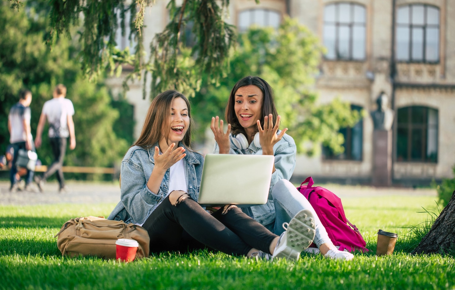 Duas jovens conversando sobre atividades extracurriculares.