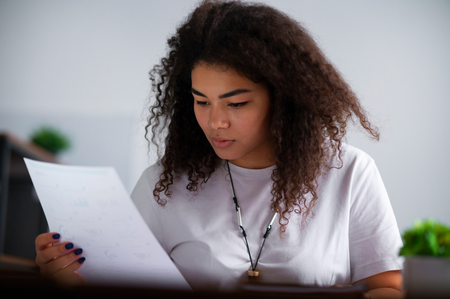 Jovem mulher pesquisando sobre como fazer relatório de estágio.