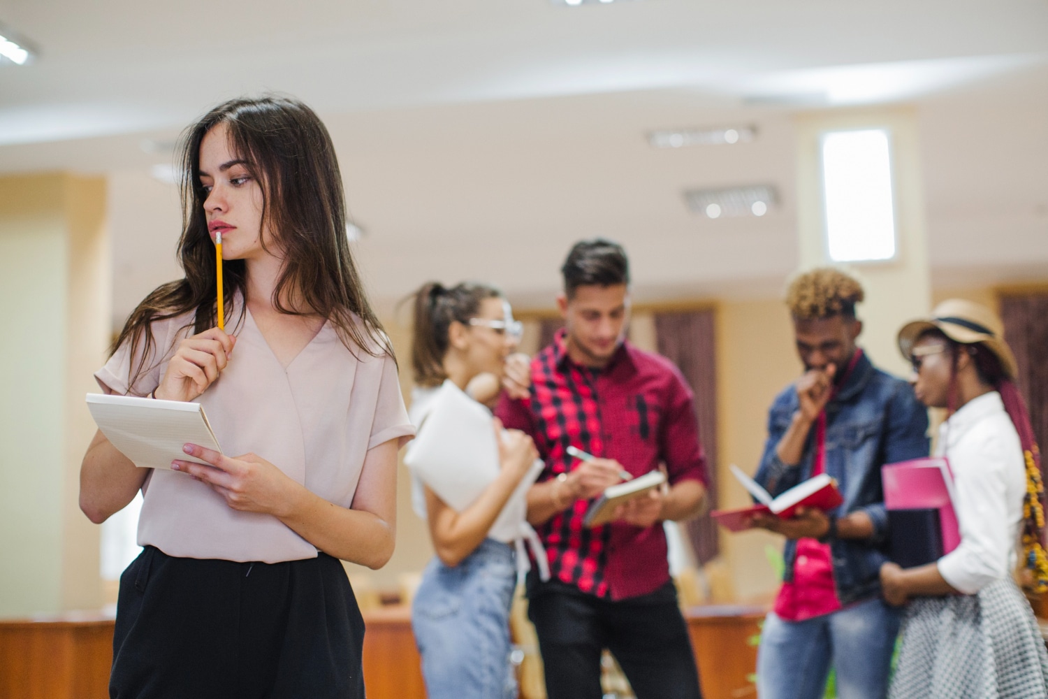 Jovem estudante pensando sobre como saber se um curso é reconhecido pelo mec.