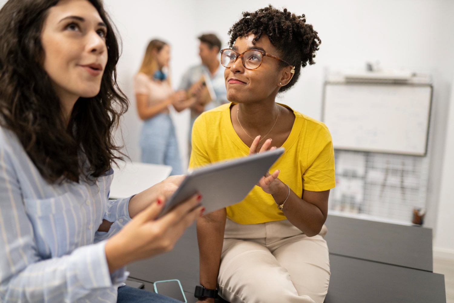 Duas mulheres conversando sobre o que é trainee.