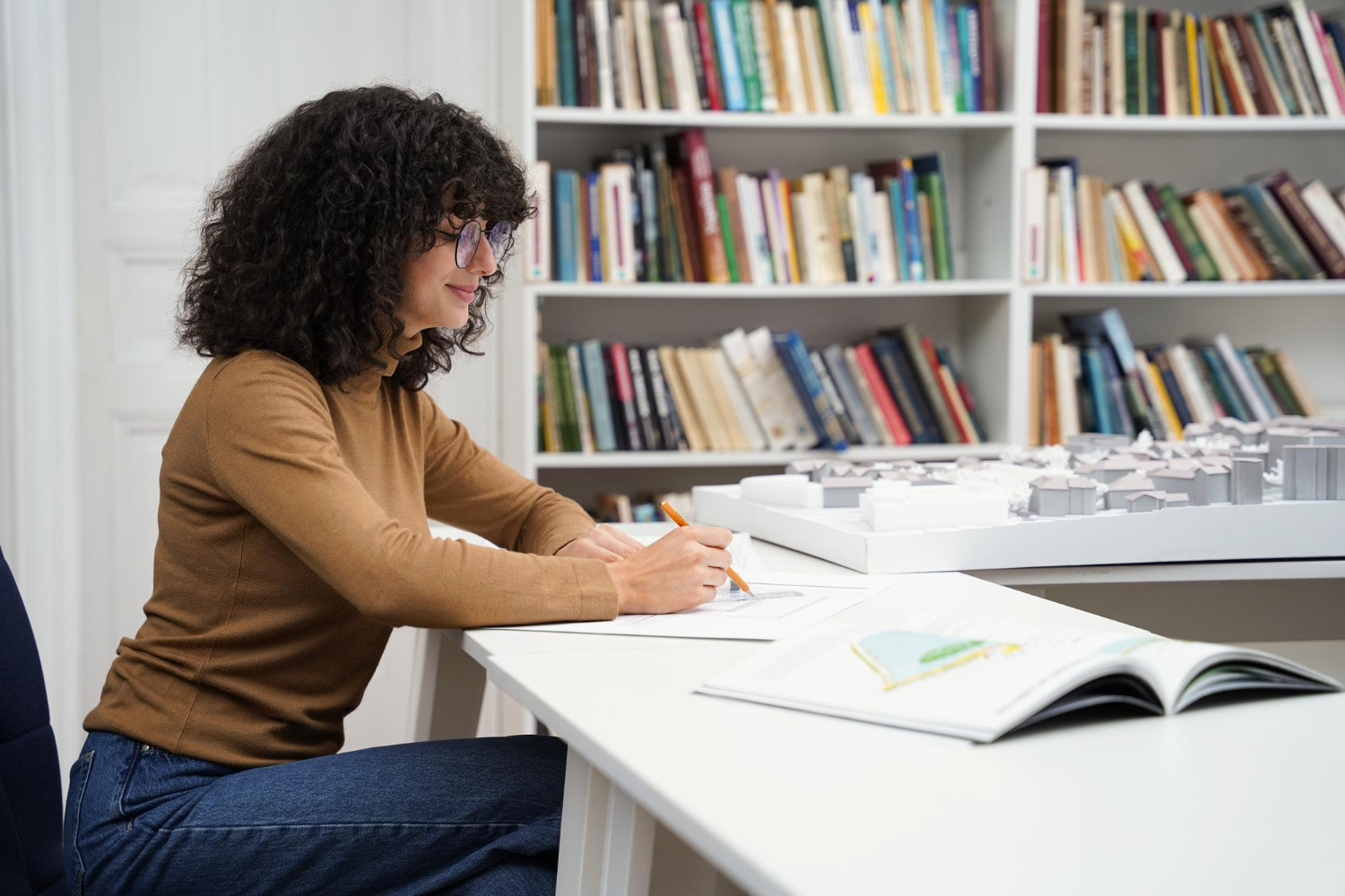 Jovem estudante usando a técnica de estudo intercalado.