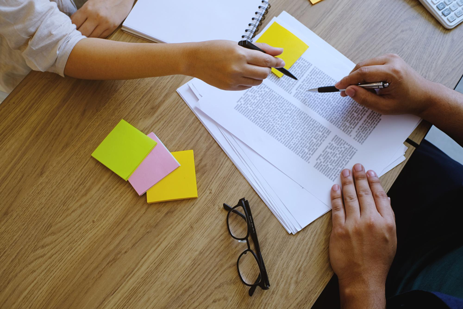 Duas pessoas estudando sobre as normas apa.