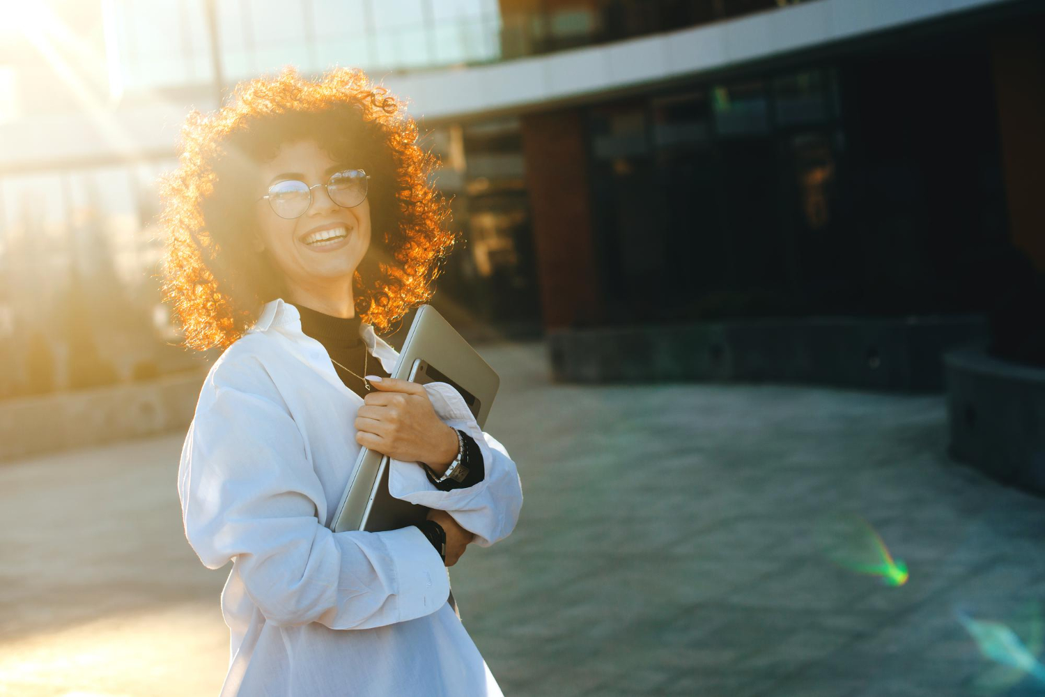Estudante sorrindo pensando em um plano de carreira em y.