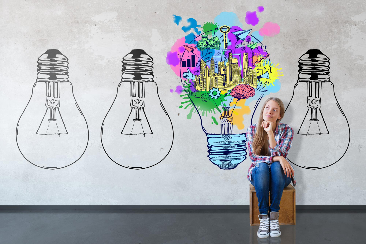 Jovem estudante sentada pensando em como estimular a criatividade.