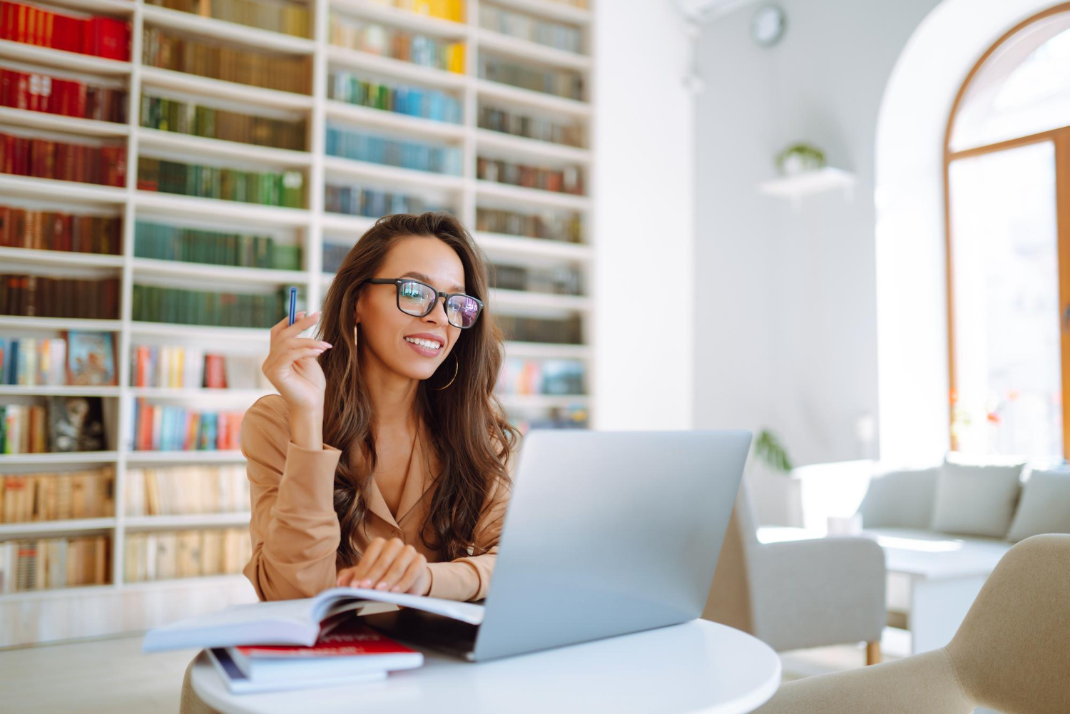 Jovem estudante em frente ao notebook lendo sobre uma tese.