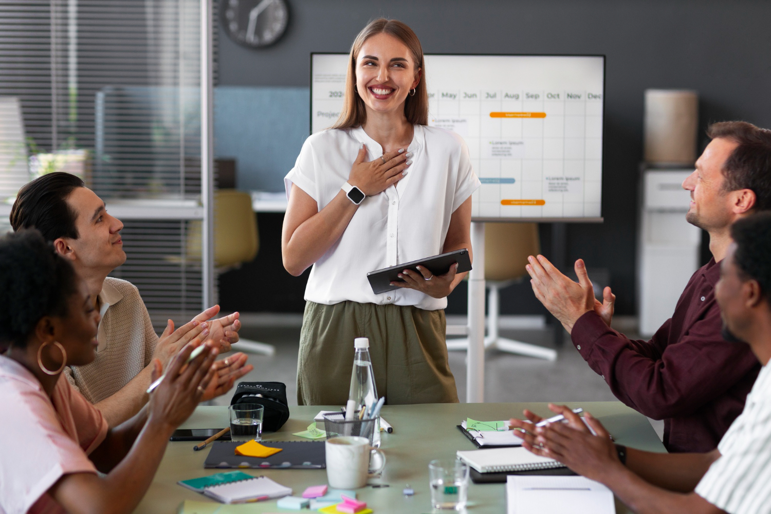 Jovem empreendedora em um escritório falando sobre como fazer um pitch.