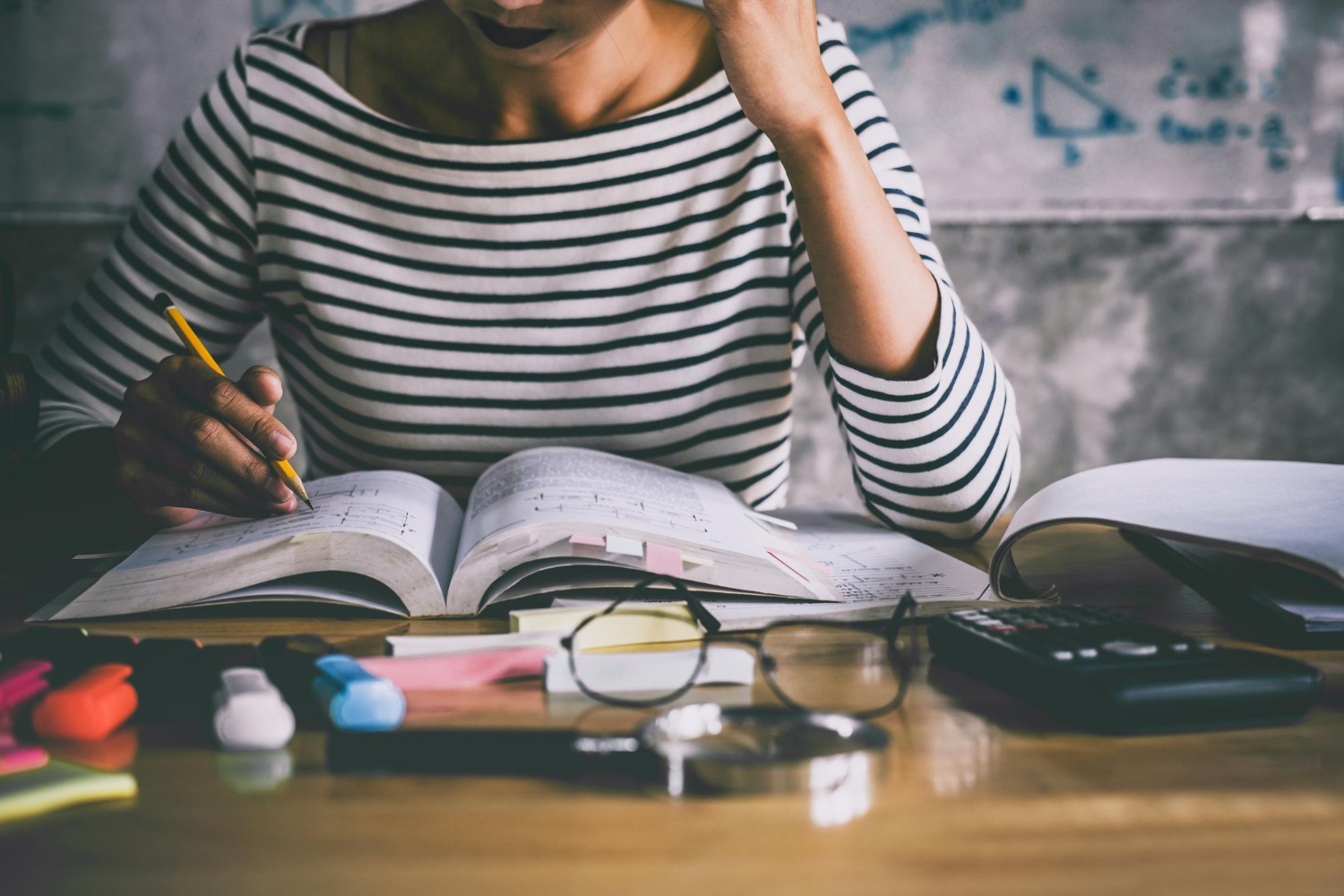 Jovem estudante usando métodos de estudo.