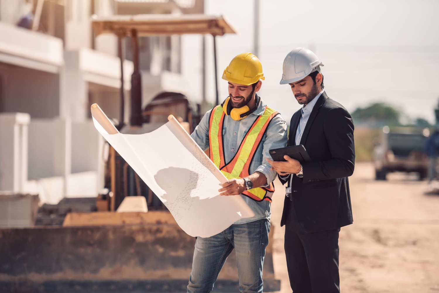 imagem de dois engenheiros trabalhando em fiscalização de obra