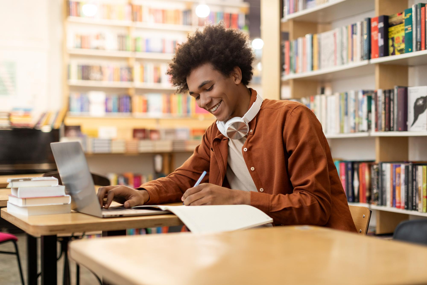 jovem adulto estudando em uma biblioteca
