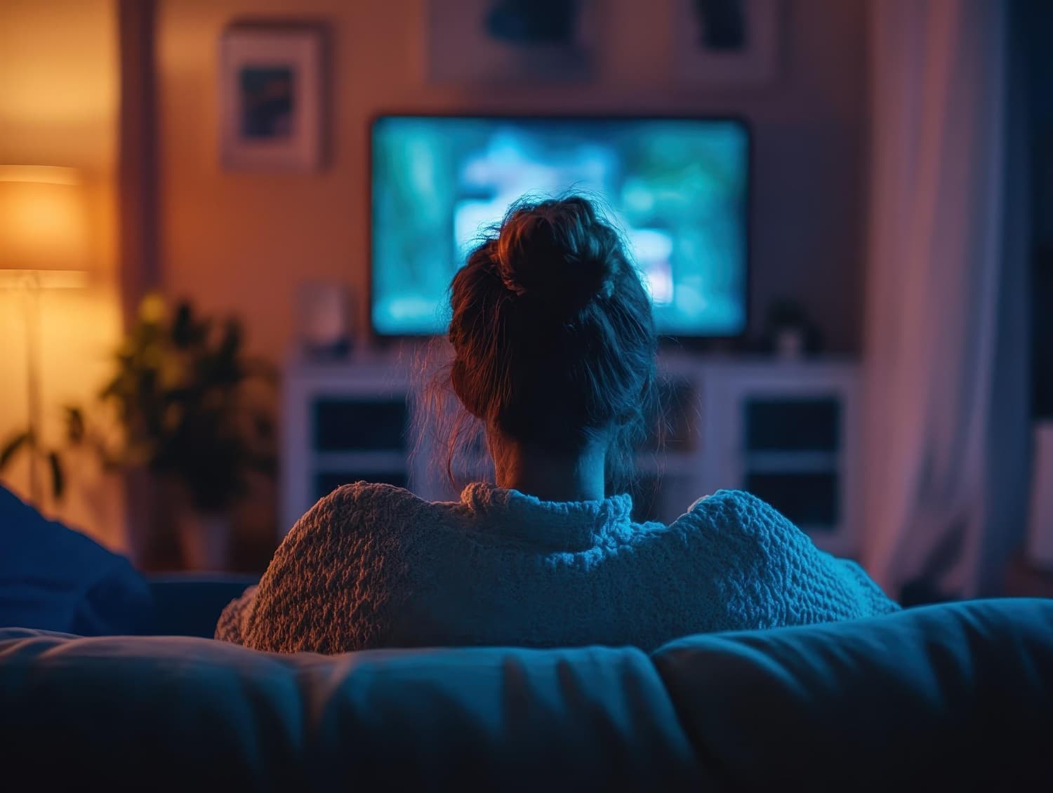 imagem gerada por inteligência artificial que representa uma mulher sentada em uma sala com luz escura assistindo televisão